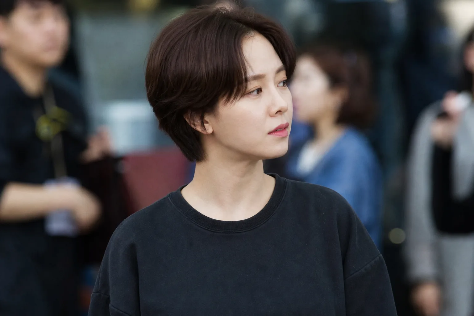 Public discussion about Korean celebrity image and styling expectations