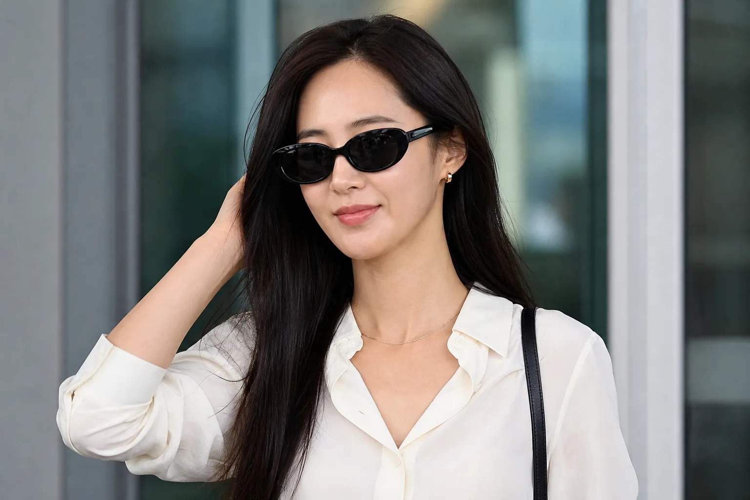 K-pop celebrity fashion trend focused on practical accessories