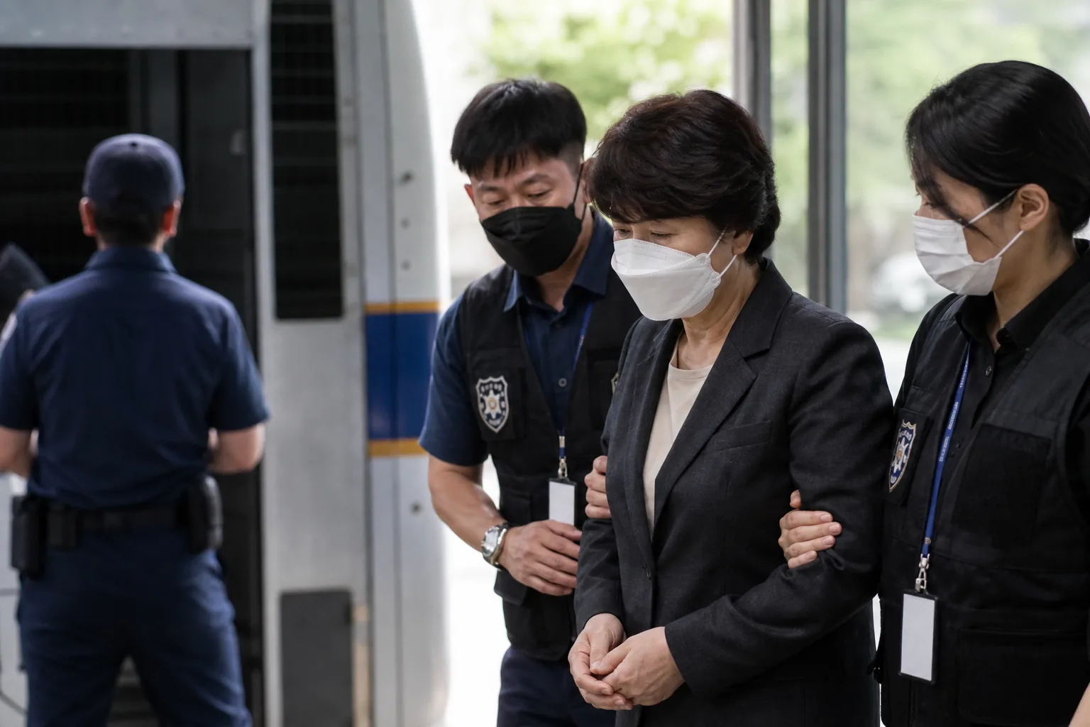 Quiet press area outside a prosecutor office in Seoul during a celebrity family legal case