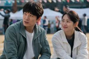 Ji Sung and Ha Yun Kyung in The Apartment Job fake family sports day storyline