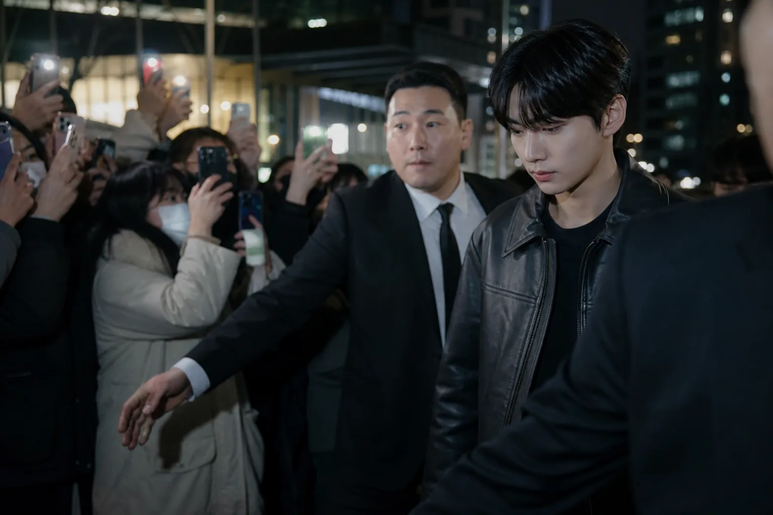 Fans discussing K-pop dating allegations and idol privacy online