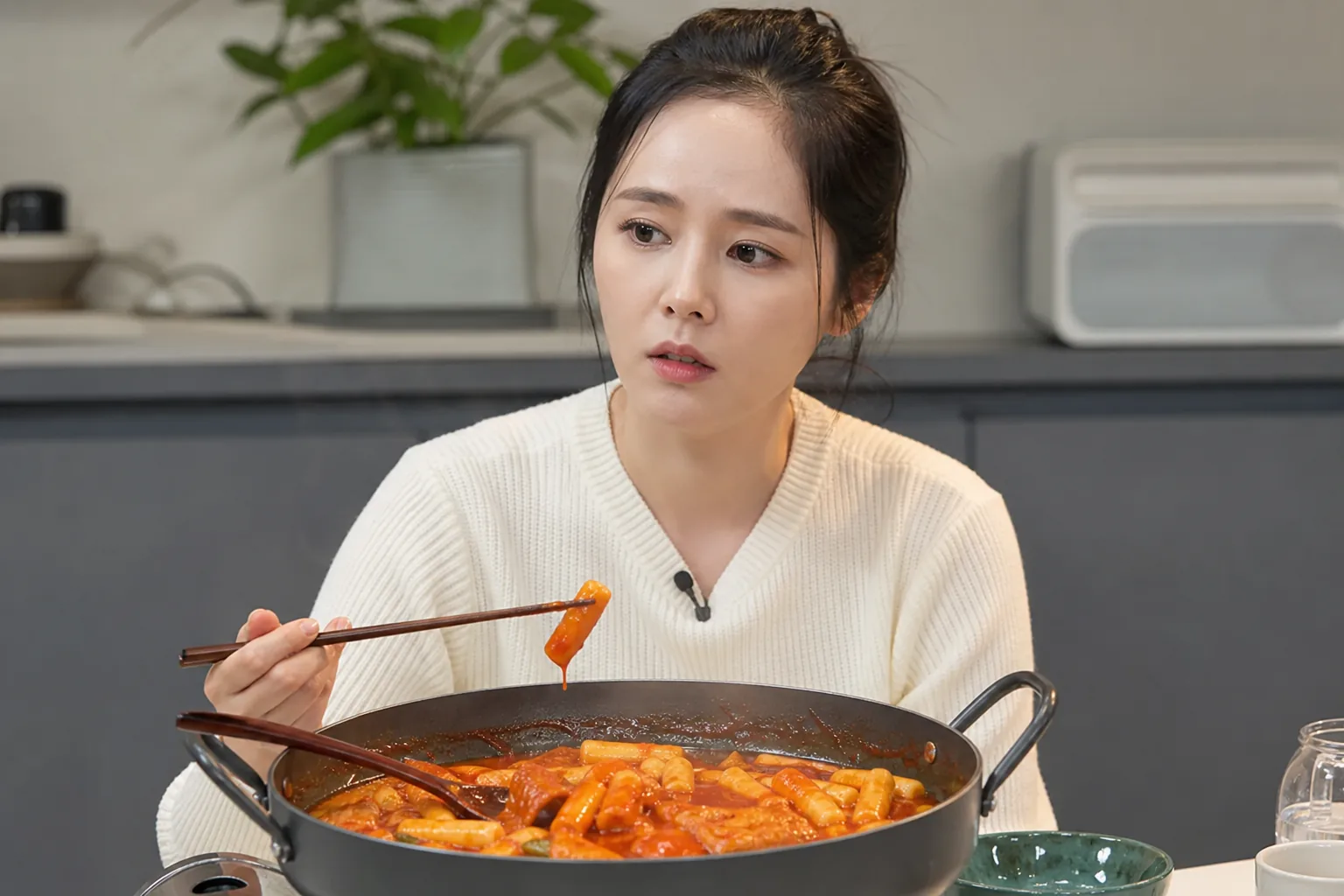 Online debate about celebrity honesty on Korean YouTube shows