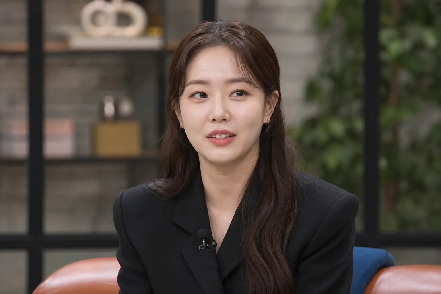 Former Reply 1994 cast members reuniting in a warm home setting