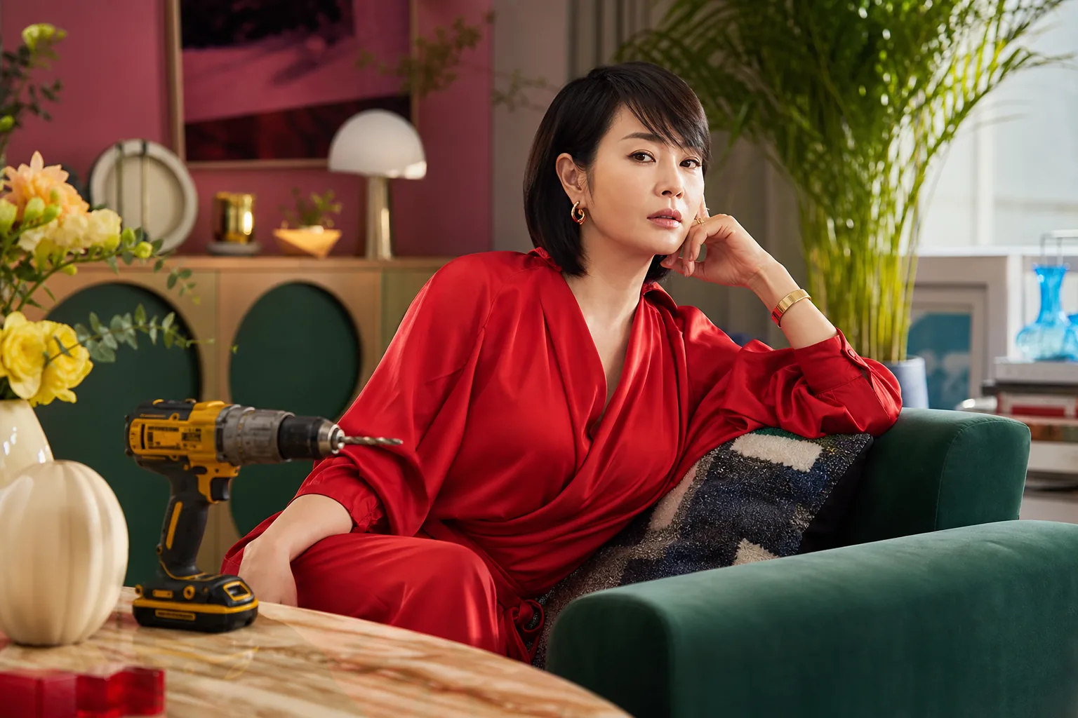 Contrasting neighboring homes in Korean black comedy drama teaser