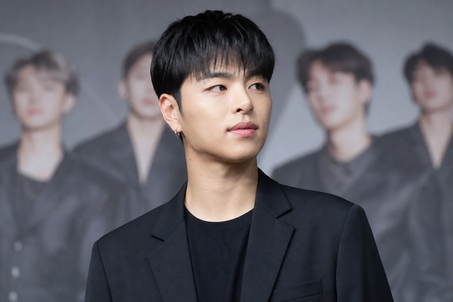 K-pop enlistment notice and fan support for iKON Junhoe