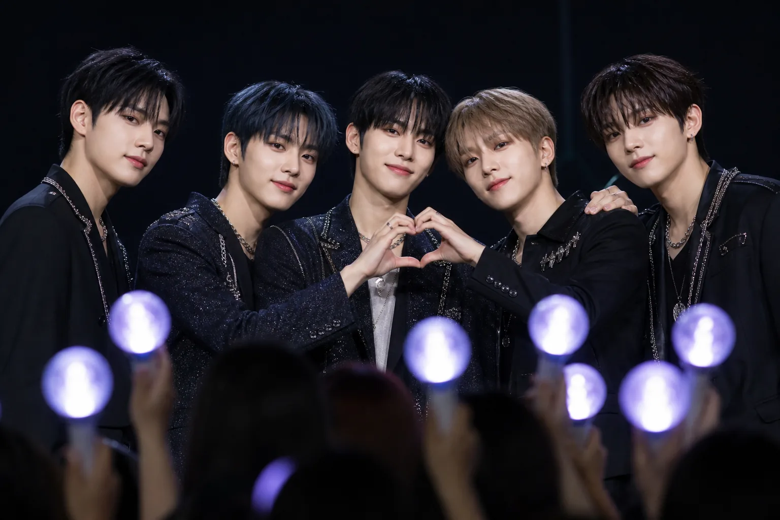 Fans celebrating AND2BLE official fandom name N:DCLO