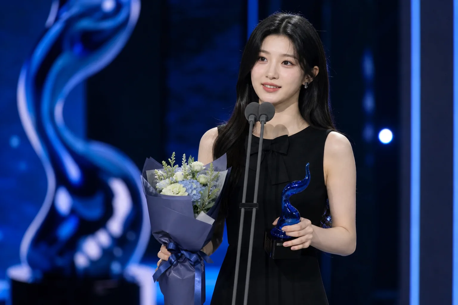 Award trophy presentation at a Korean streaming entertainment ceremony