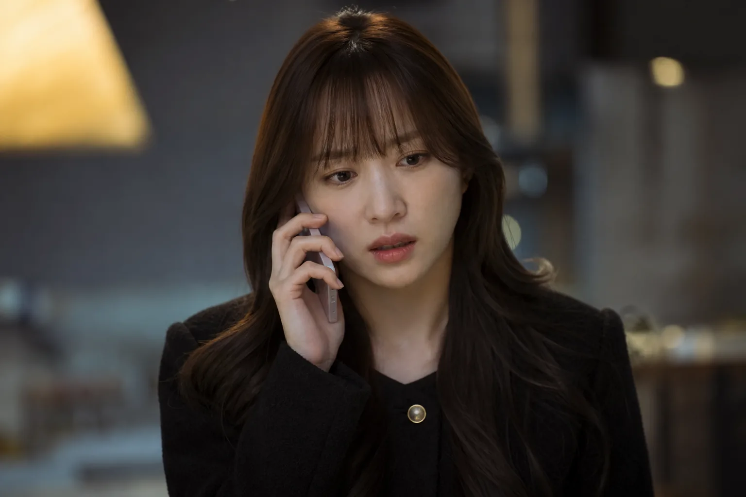 Korean romantic drama woman reacting to an unexpected phone call