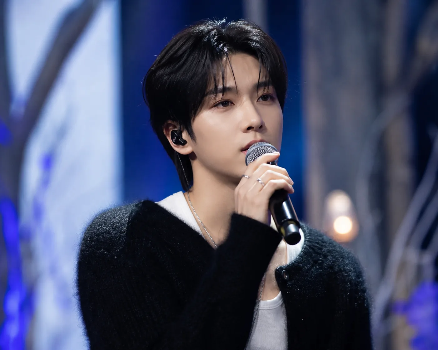 Microphone and stage lights representing a live vocal performance