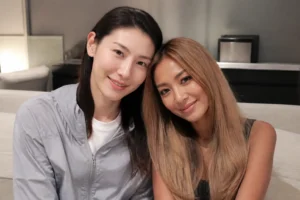 Editorial image representing Hyolyn and Kim Yeon Koung's relaxed friendship