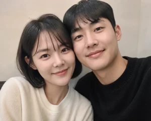 Affectionate couple portrait representing Maeng Seung Ji's relationship announcement