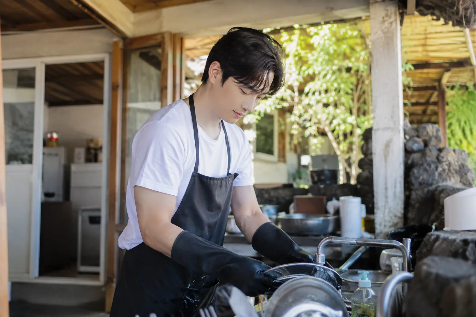 방문객을 위해 요리와 청소를 하는 성실한 민박 직원