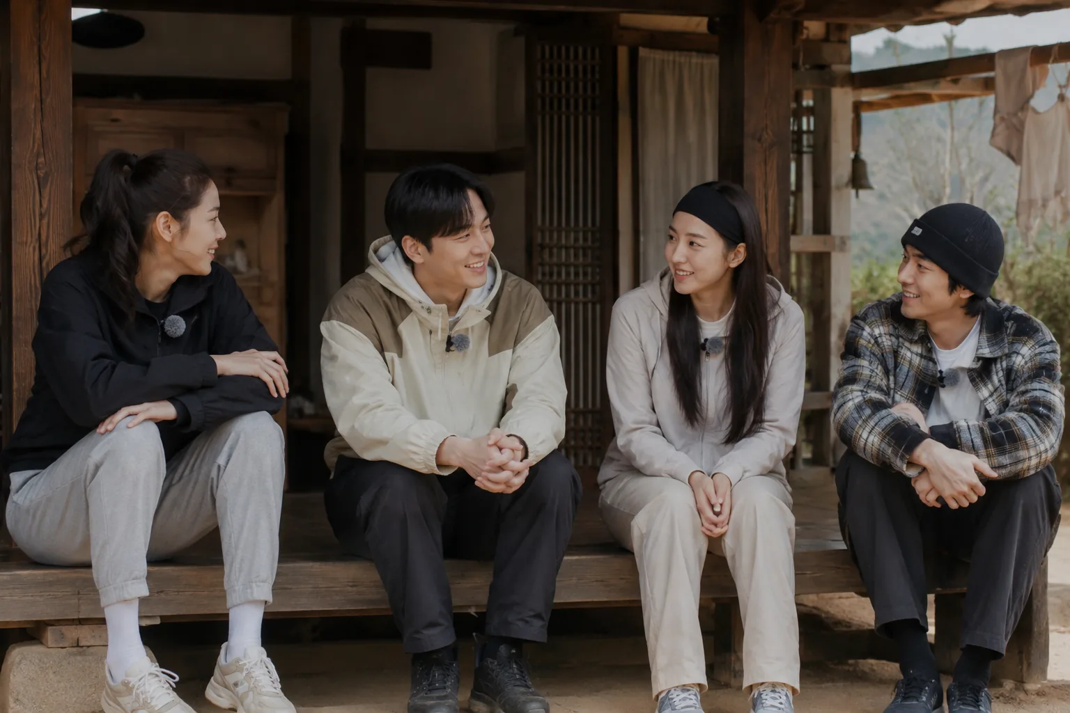 한국의 풍광 좋은 민박을 운영하는 활기찬 네 명의 팀