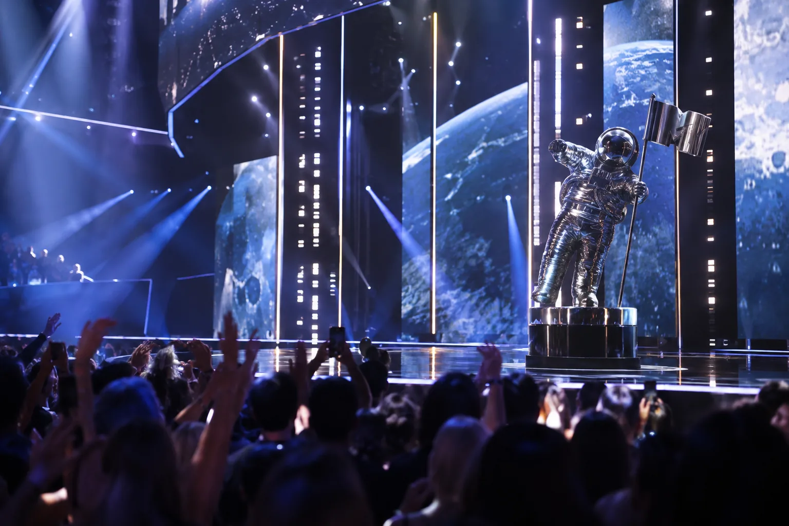 2026 MTV VMA를 앞둔 음악 시상식 관객과 조명 무대